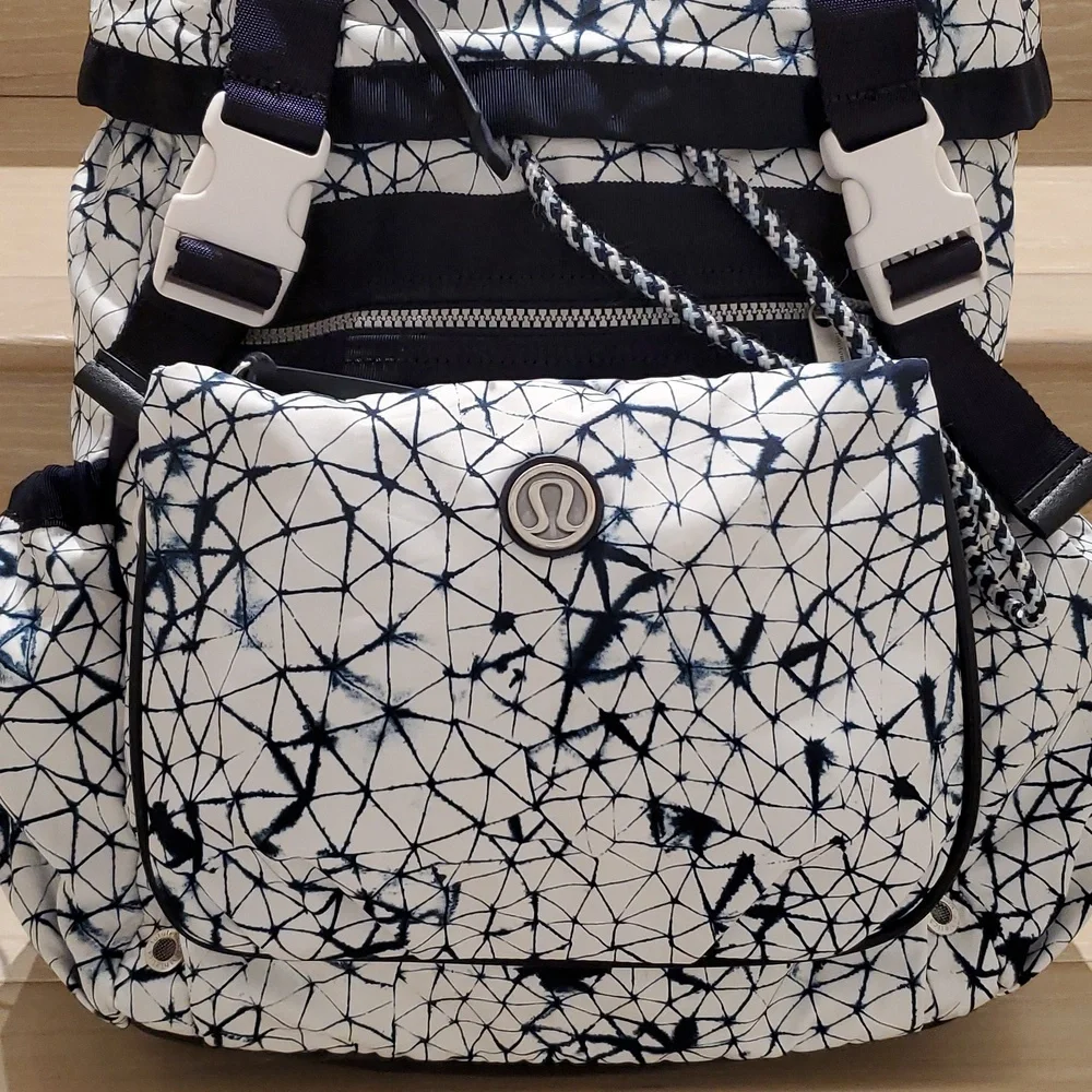 Lululemon Travelling Yogini Rucksack in Star Crushed White Deep Navy/Naval Blue